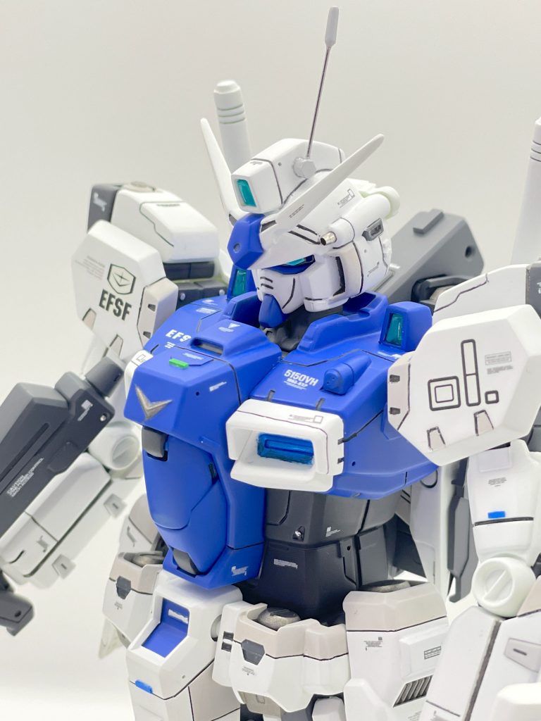 頭頂のロッドアンテナは金属線と適当なプラ材で自作しました。センサー類は蛍光塗料を使い、ブラックライトで光るように。