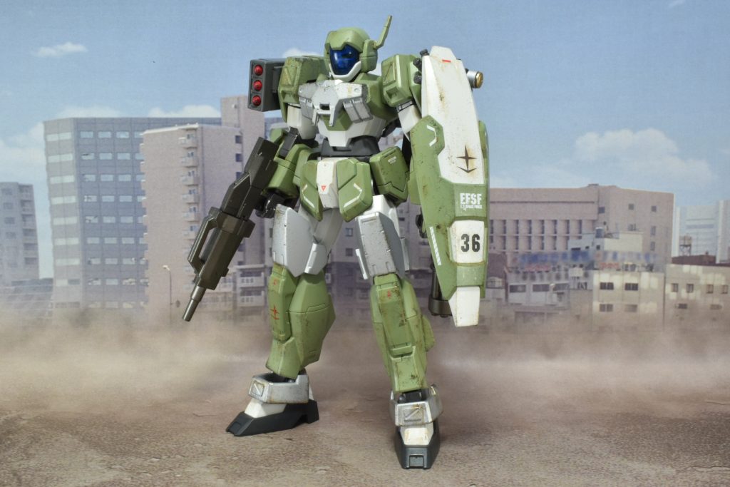 正面立ち地上戦を想定した設計で重装甲・重装備しつつも、脚部や腰部にスラスターが増設されており、ある程度の機動戦にも対応しています。(という設定)