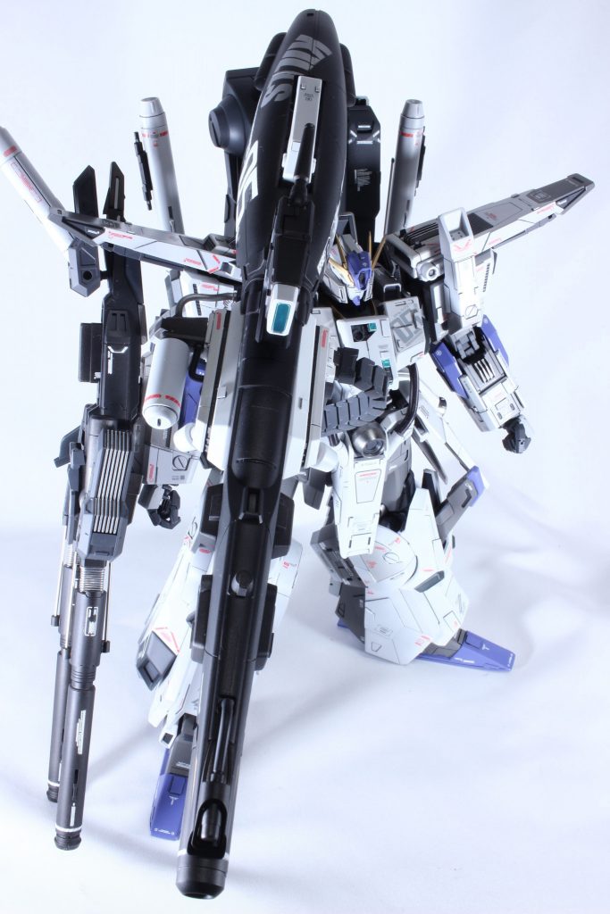 ダボゥビームライフォゥはブキヤのプロペラトタンクでミキシングした以外はほぼストックのまま。チラホラ見えるパーツも実は余剰パーツを使用してます。ガイア ニュートラルグレー1〜4までを使用、ブルー部はガイアコバルトブルーに自作「女の子がしてたら一発で好きになる口紅の色」レッドを少々、ガイア ニュートラルグレー1を少々入れたものです。暗い青はクレオス ネイビーブルー 下地は全てシルバーサフにて、塗り潰す寸前で止め、うっすらメタル感を残しました。