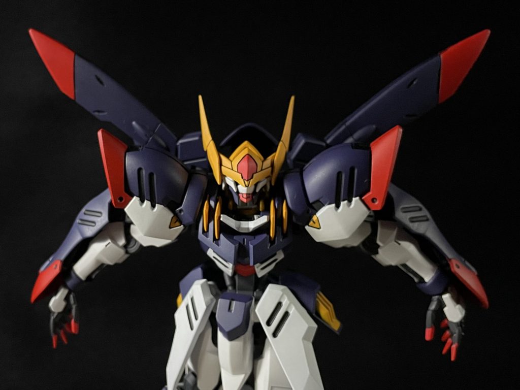 ブルーの部分をダークブルーで塗装し、赤の割合を増やす事で少しだけ悪役っぽい雰囲気を出してます