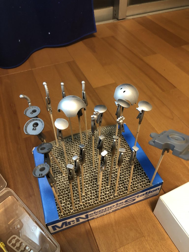 黒サフ吹いた後ガイアのEXシルバー吹いて