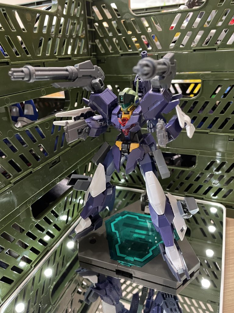 少量の煙を出す都合上少し通常の弾頭より威力は落ちる。強度の強い機体やシールド持ちの機体なら耐えることできるがショートビームガン×2大型ガトリング×2小型ガトリング×2合計6門の連続射撃のため動きを止めて防御にまわってしまう。それが彼の狙いであるーーー!