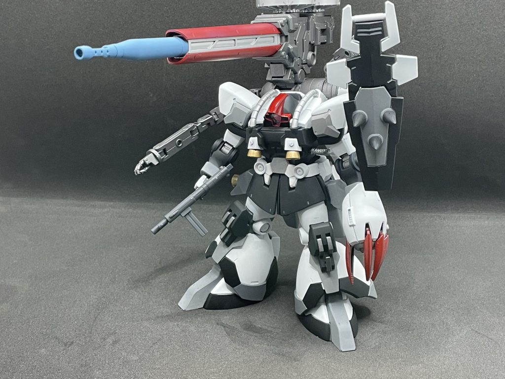 ビッグガン肩に担いでたり左手はズゴックEのクローだったりサブアームがついてたりととにかくモリモリ