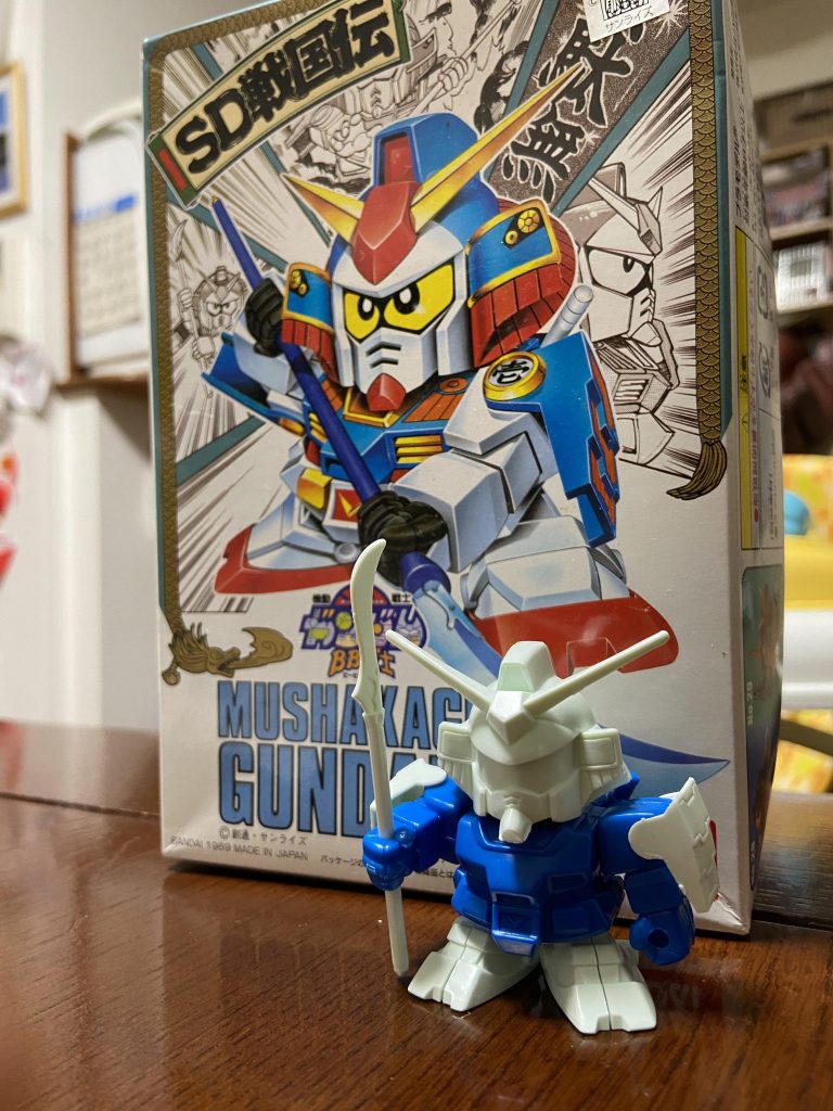 ぱち組みと箱です!この隙間を埋めるのに最近ハマってます^ ^この子の問題点はツノが細い!長い!口が長い!目も長い!足が開けない!腕関節がない!武器が細い!体のディテールがショボい!対して箱絵。むっちゃ好き✨手術開始です。