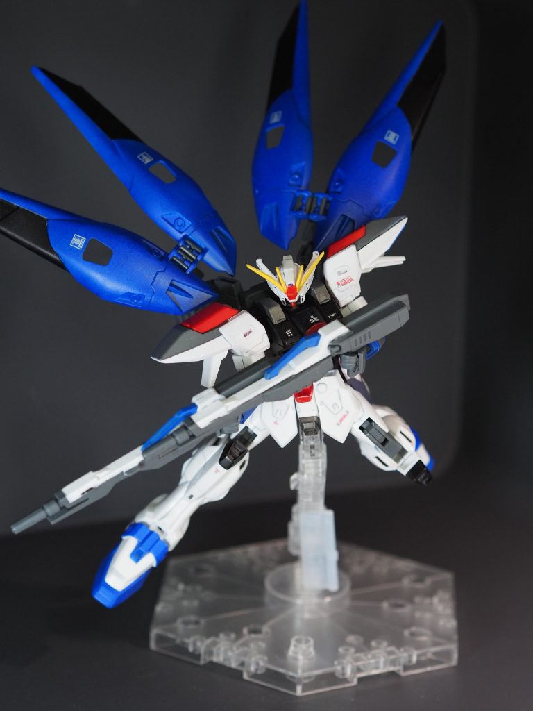 ツインバスターライフルは縦長になるようにズラして繋げてストフリ風に構えました。