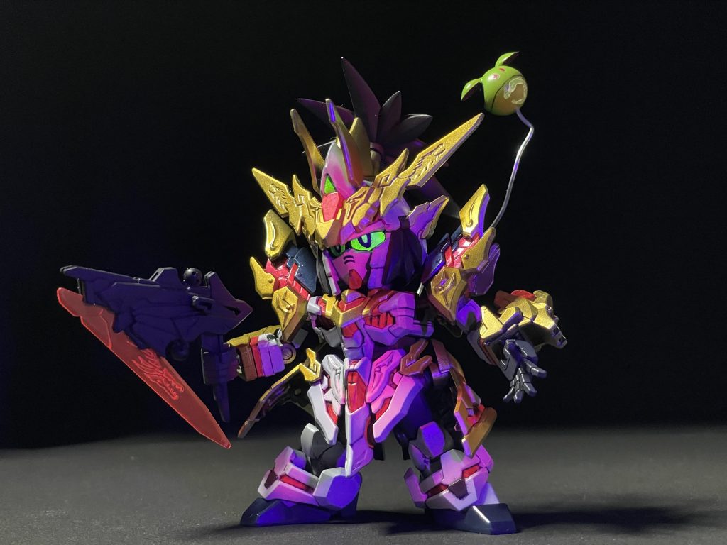 ブラックライトで照らすとサイコフレーム、および全身が赤く、目は緑に発光します。ハロには龍が浮かび上がります!