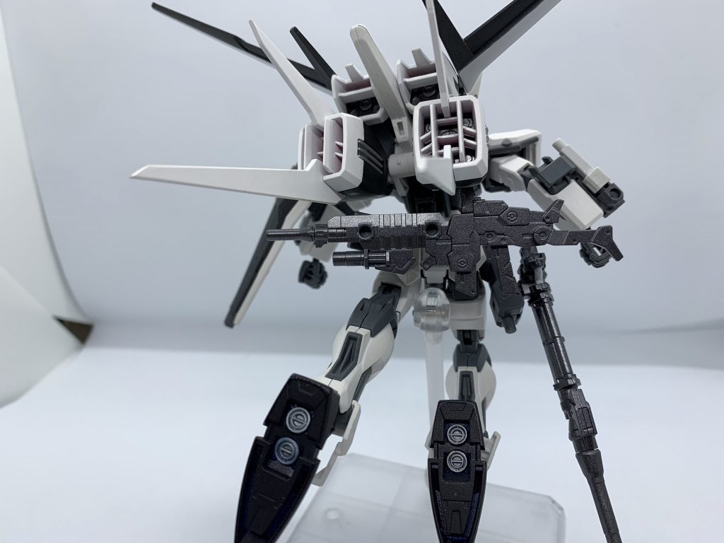 また、サイドアーマーをフレキシブルに展開すればライフルをあたかもリア部分に取り付けたような位置にマウント可能です。