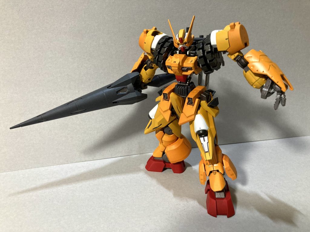 背中に背負う形で懸架するランス。大型のランスで攻撃力が高いうえ、その面積による防御も可能。(ゼルトザームから)