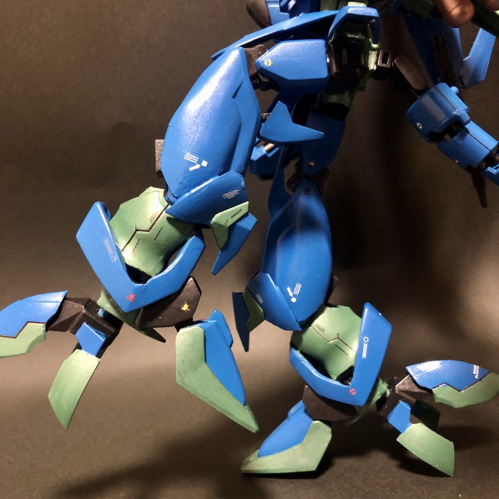 脚部は180度回転。バウは時代を踏まえるととても珍しい三軸可動の股関節で助かります