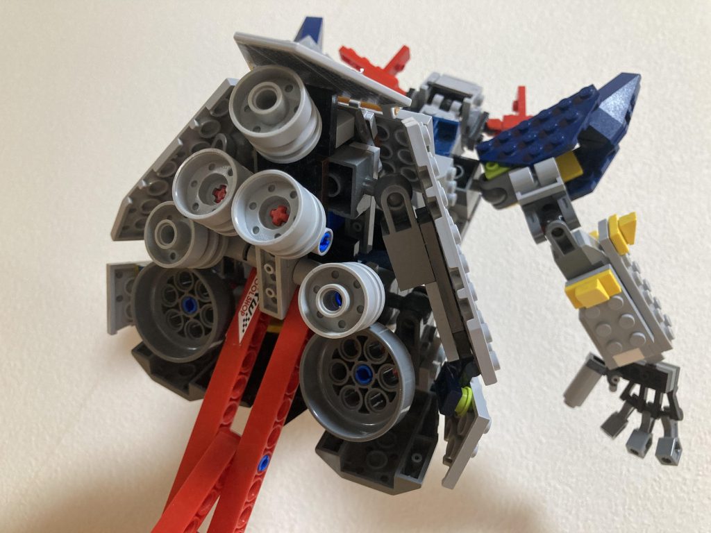 スカート裏のバーニアもしっかり作り込みました。