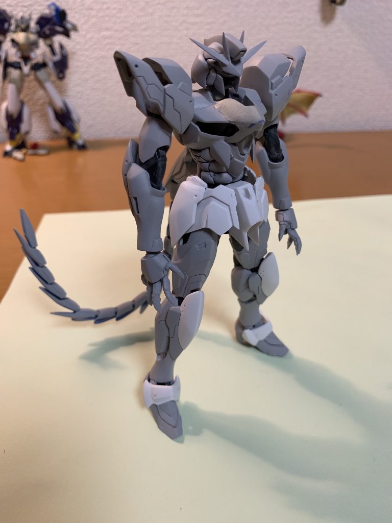 全体的にタボッとしていて不恰好だったのでギリギリまで削り込みシャープなシルエットを心がけポイントでマッシブにも見えるようにプラ板やパテで盛りました