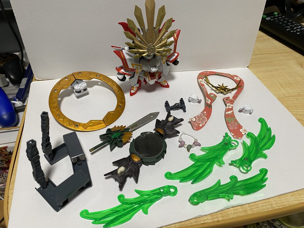 パーツ一式。武装パーツと平服時の差し替えパーツなど。