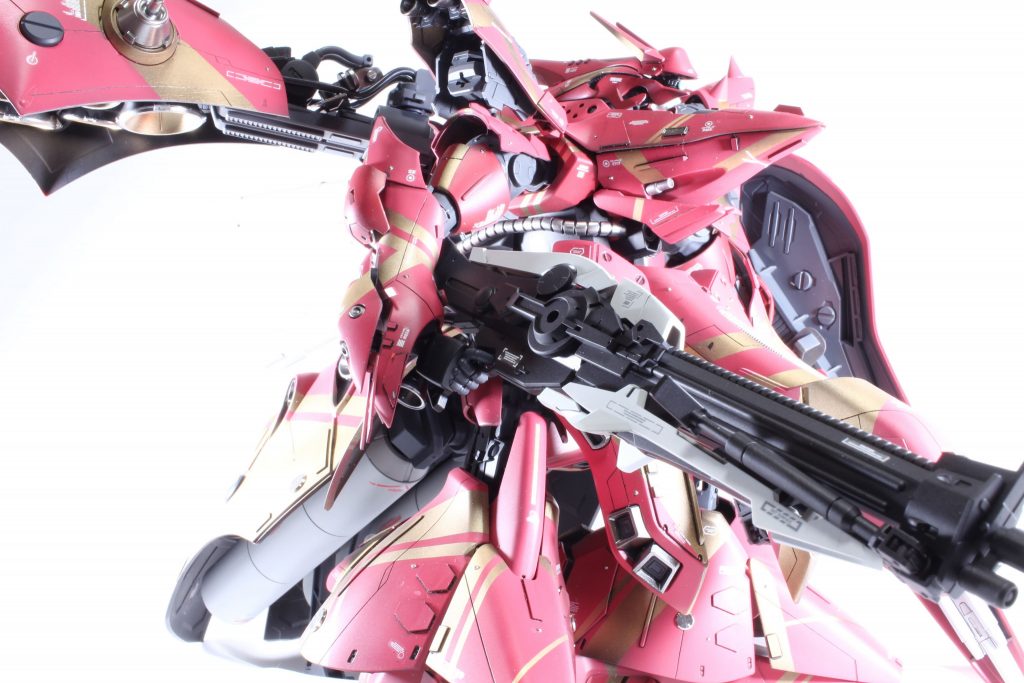 メインの赤はいつものクレオス モンザレッドとガイアブリリアントピンクを3:2で。ゴールドはクレオスのただのゴールドに同じくクレオスダイヤシルバーをひと吹き。もう1トーン、クレオスのあずき色を一部使っています。ビームライフルはマガジン部を切り落とし、コトブキヤ シタラのパーツをペタリ。白のダクトパーツとバーニアはメッキ化しましたが、ダクトはクレオス、バーニアはガイアのメッキカラーを使用してます。