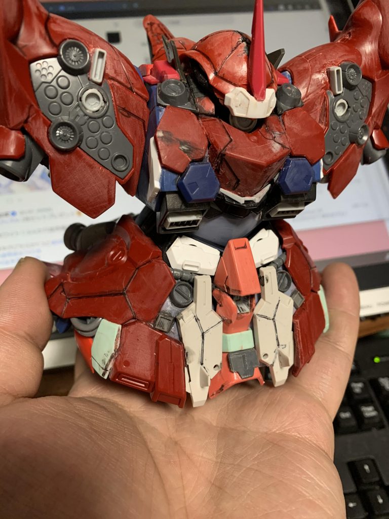 作り中のひとコマ。HGUCジオングを母体にしてSDネオジオングやらその他いろんなガンプラのパーツを切った貼ったして一回りでっかくなっていますよ。量産を前提にしたRFタイプという脳内設定でジオングにあった頭部はオミットし、ジオンのMA感を強調しております。