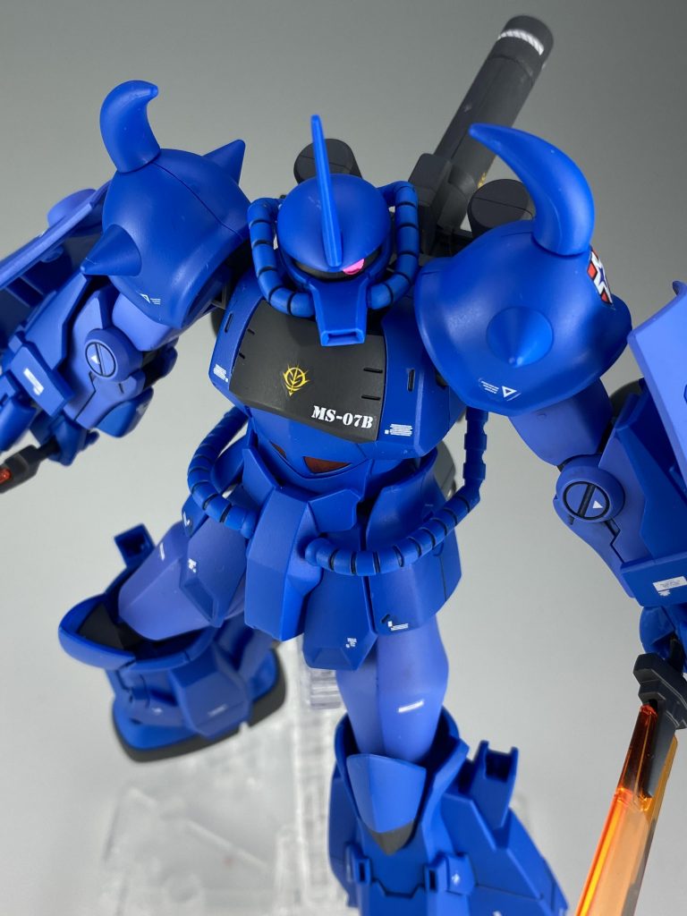 以前ドムR35を作成した時に厚塗りしすぎて後日見た時に割れてたので、その反省を生かし厚塗りにならないように注意して塗装しました。モノアイの部分は円形メタリックシールを使用。デカールは周りからアドバイスを頂きながら作成。