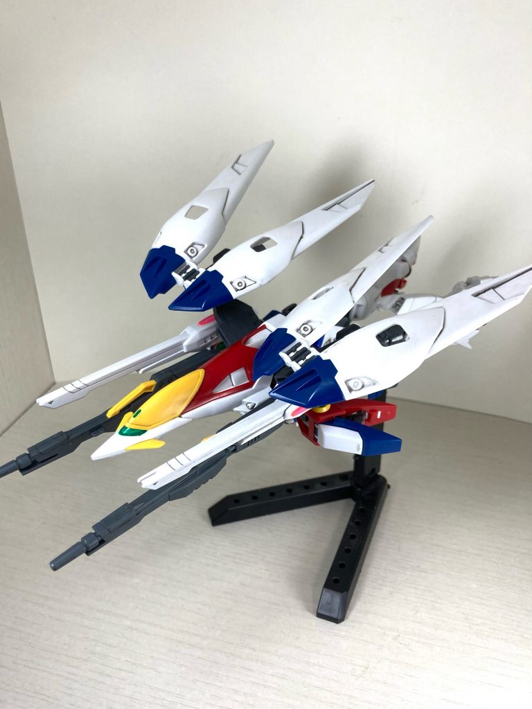 バード形態に変形可能。後ろ姿がウイングゼロなので変形した姿もほぼウイングゼロ。スタービームキャノンが増えたことで火力がアップ。