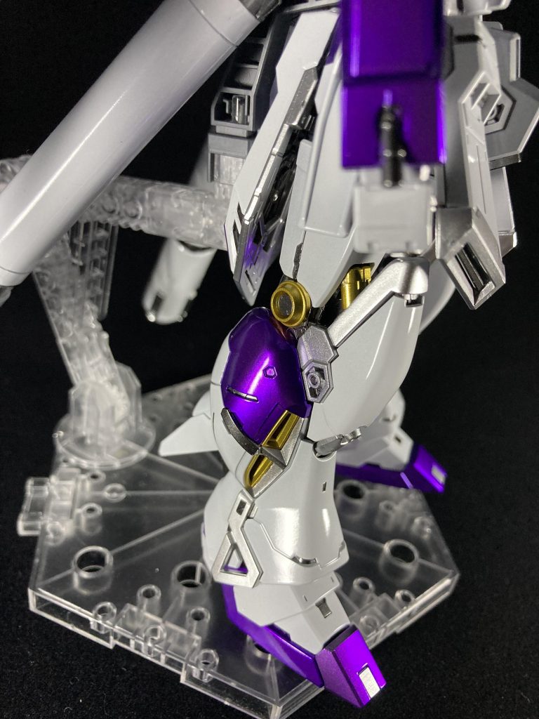 黒下地→シルバー→クリアーホワイト＋ムーンストーンパールで塗装したら青白くなってしまい、EXホワイトを少量足して透明感を落としてみました。