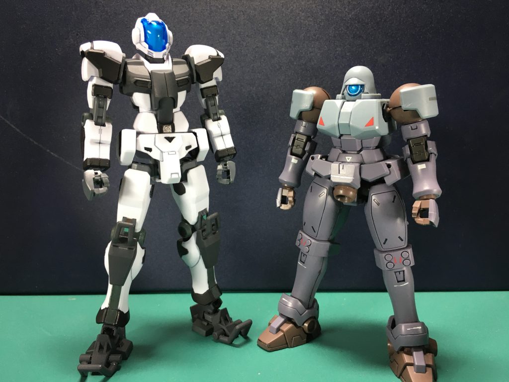 同じNPD機体であるリーオーNPDと並んで。もともとリーオー自体小柄な機体(ガンダムW系は頭頂高が15mぐらい)なので、体格差が結構目立ちますね。