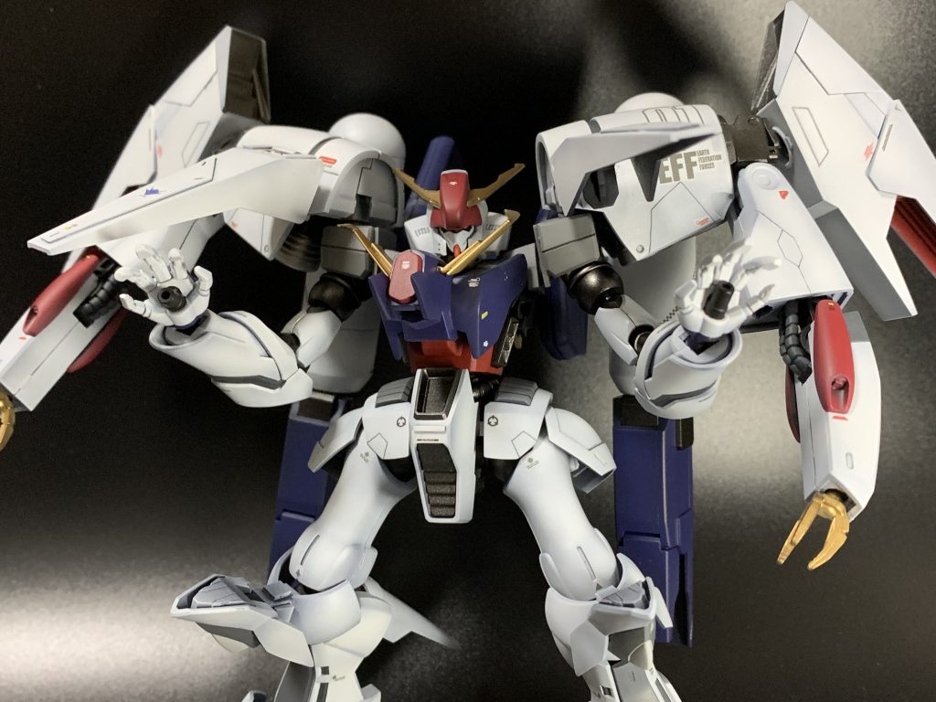 追加の腕は掌に、ビームバルカン内蔵です。空中戦の取り回しの悪さからライフルは持っていないけど、射撃に対応した装備という設定。ファンネルミサイルもバインダーの裏とかに搭載してるんですよ、きっと。