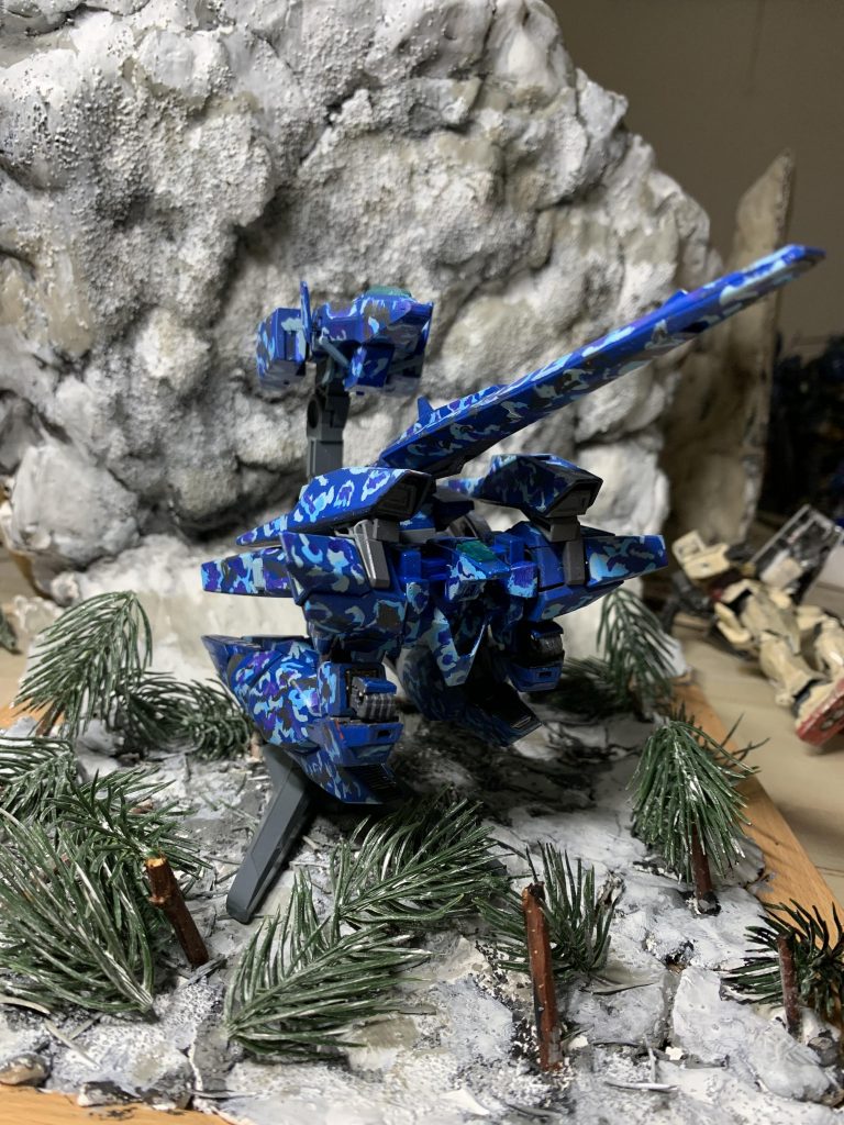 可変形態、AGEのキットはわりとすっと変形するので本当に良いですよね。パーツを使うので変形前と変形後では模様が違ったり。毎回、フリーハンド一発描きだったりしますのだ、迷彩塗装
