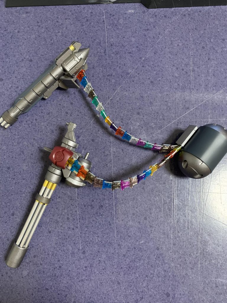 給弾ベルトは低背ヒューズっていう物を使用しました。塗装すると以外にもそれなりに見えて良かったです。ドラッツェの肩の丸いやつをプラ板で延長し弾を溜め込む場所を作りました。(名前知らない)