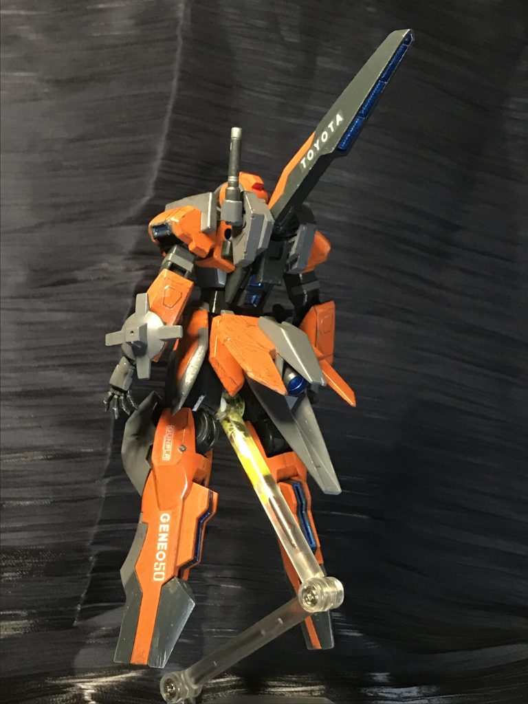 気付く人いるんでしょうか。カラーリングはトヨタのフォークリフトをモチーフにしてます。オレンジ部分は樹脂製、グレー部分はプレス品、黒部分は強度が必要なシャシー的部位と考えて塗ってみました。