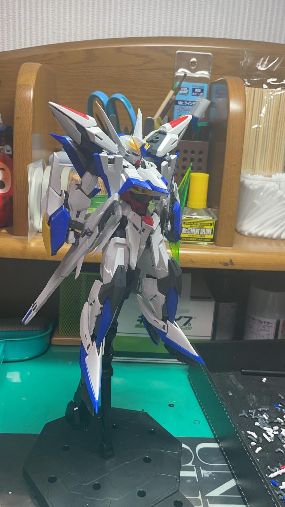 パチ組です。再販諦めてたところにたまたまあった模型屋に置いてあってめちゃくちゃ興奮しました。興奮しすぎて塗装しようと思ってエアブラシ買っちゃったんです。このままでもかっこいいんですけどなんか新幹線みたいで好みじゃないなって思って。