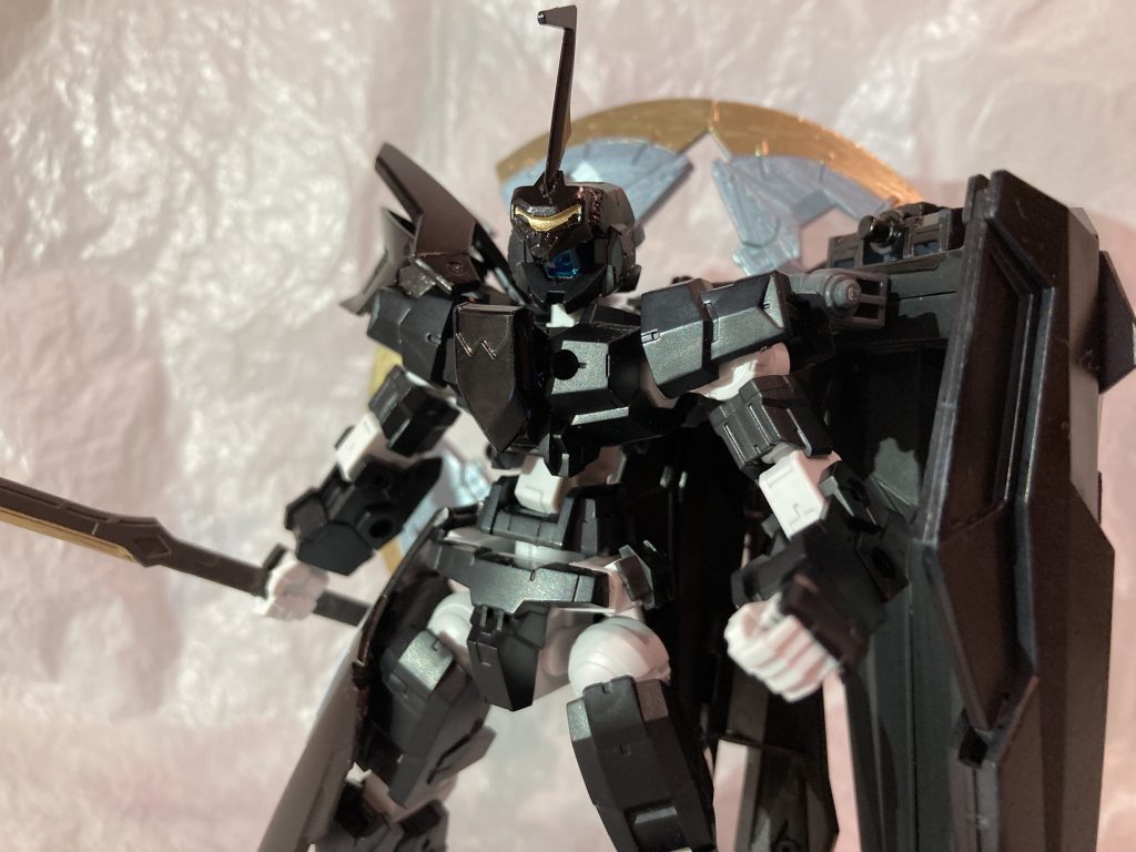 左腕の動きに干渉しないよう、シールドはフレキシブルに可動。