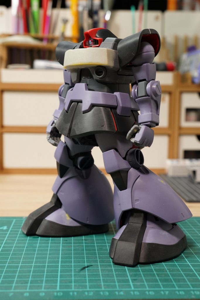 首、腹部、肩など位置の調整で重心を後方に。