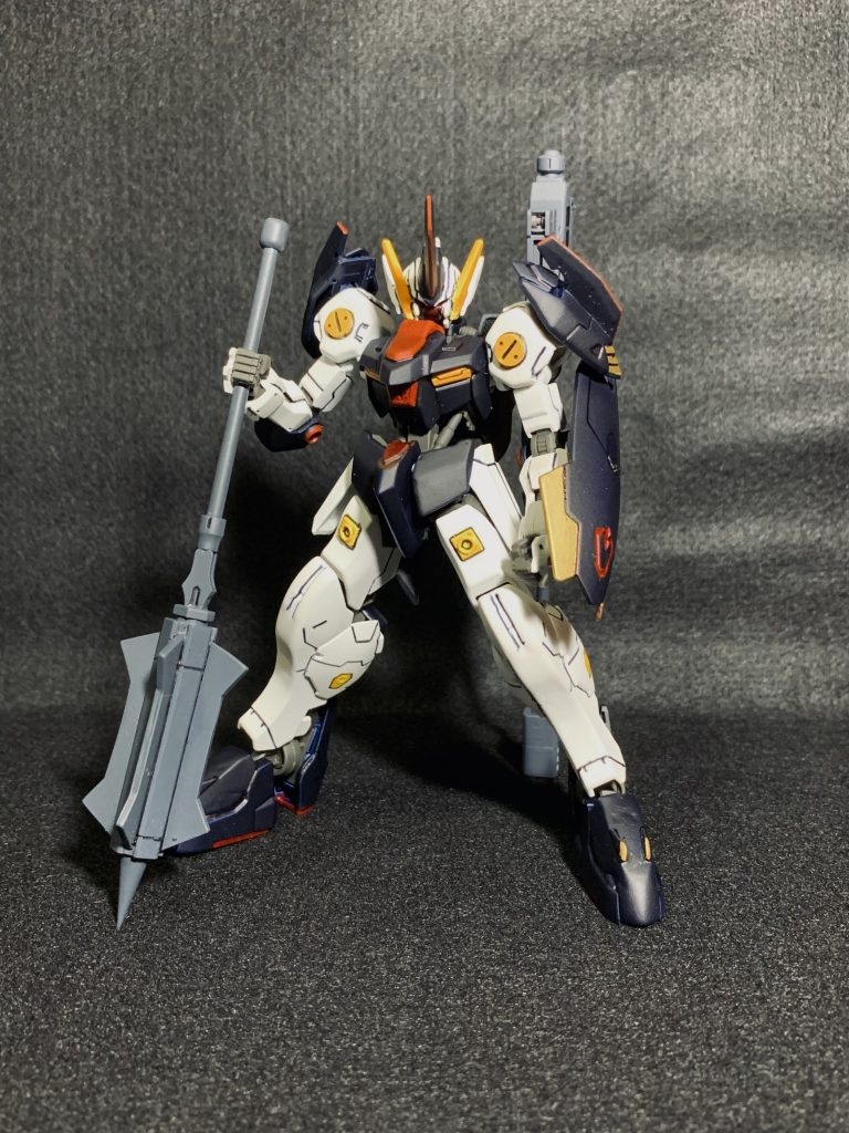 発見当時、装甲は全て剥がされた状態であったが、闇市場で入手した装甲を纏わせることで現在の姿となっている。そのため、厄祭戦当時どのような姿であったかは不明である。