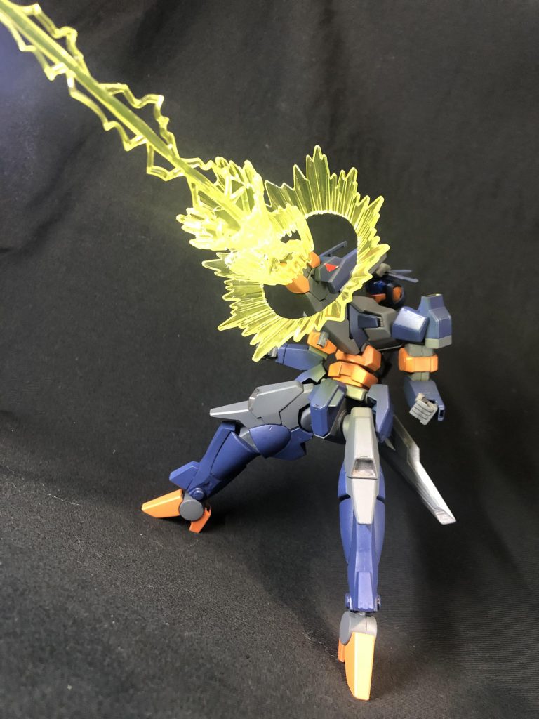 ハウンド・ブラストドッグヘッドを胸部のジェネレーターと直結させ、リミッターを解除して強力な砲撃を放つ必殺技。ターゲットの防御が堅い場合の崩しに使用したり、依頼主が捕獲を断念し、破壊の許可が出た際の決め手に撃つ。チャージの隙も大きいため、小隊での使用が前提となる。言ってしまえばクランシェの変形機構の名残というか、変形の試行錯誤の副産物です、はいw