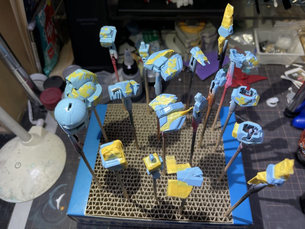 デジタル迷彩は、今回初挑戦でした。完成をイメージしながらマスキングするものの、最後にマスキングを取るまではドキドキでした。なんとか上手くいって良かったです。