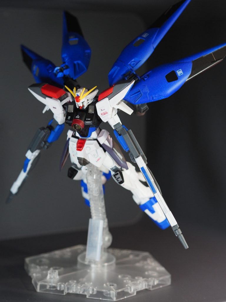 シャア専用カラー、νガンダムカラー、ティターンズカラーのカラーリングに塗装するのは良く見かけますが、フリーダムのカラーリングは見かけませんよね。