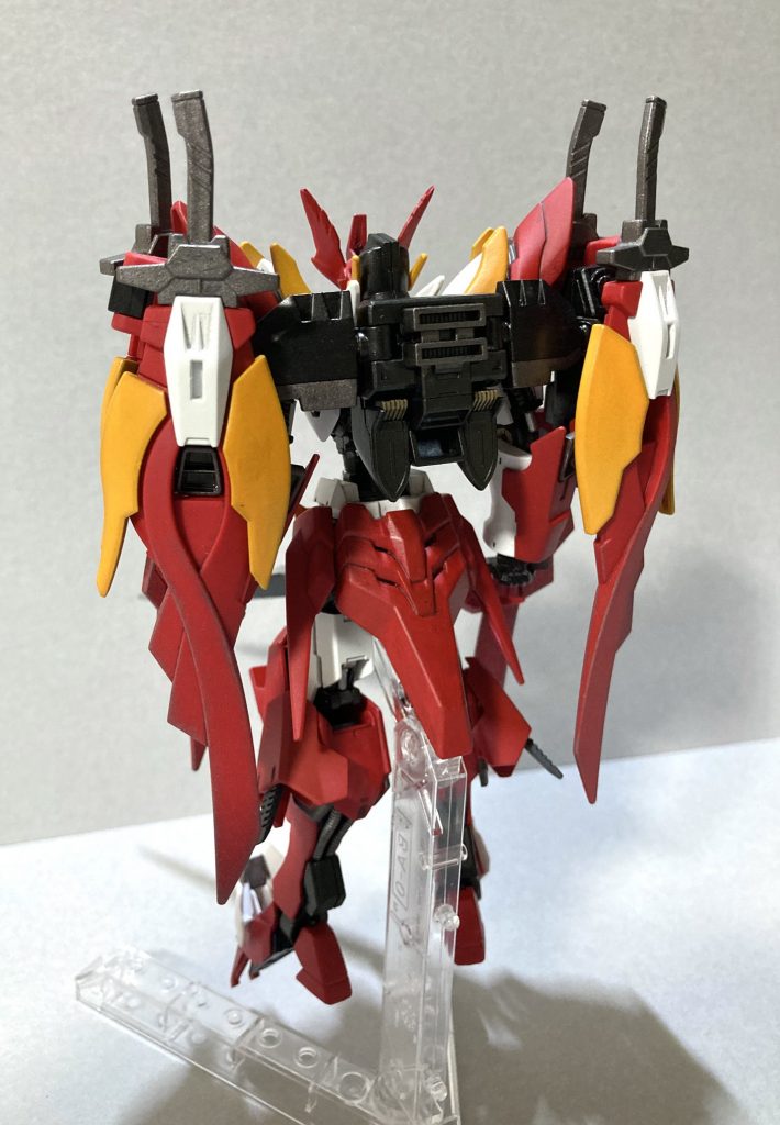 折りたたんだ状態でのバックショット。バスターソードとリアスカートの形状がいいですね♪