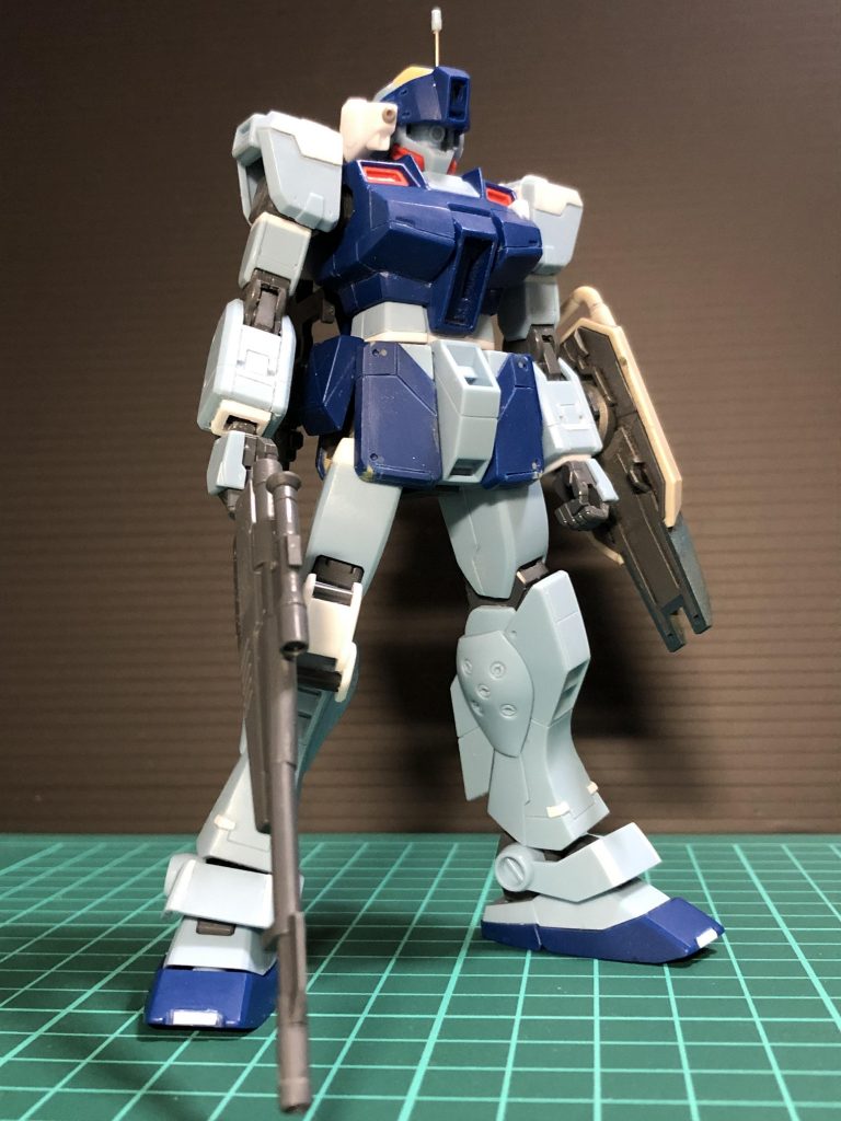 製作中の画像はこんな感じです。肩を2ミリほど持ち上げ、腕、腰、腿を1.2ミリほど延長、頭の形をMG風に変更、バルカンポッド、膝当ての追加、手首のディテール追加なのが主な変更点です。