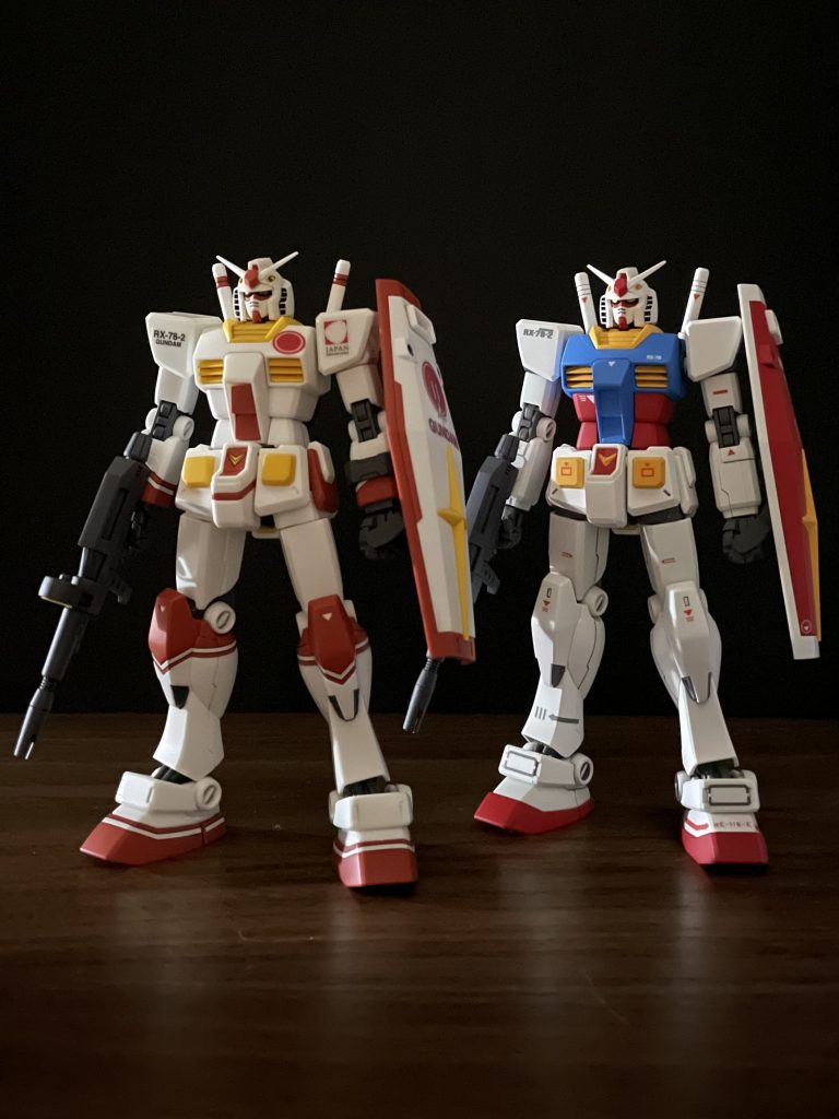 通常のリバイブガンダムと。シールドの持ち方も変わってます。形状はほぼリバイブガンダムなのに、配色再現などの為に新規で金型作られているのがすごいですね。