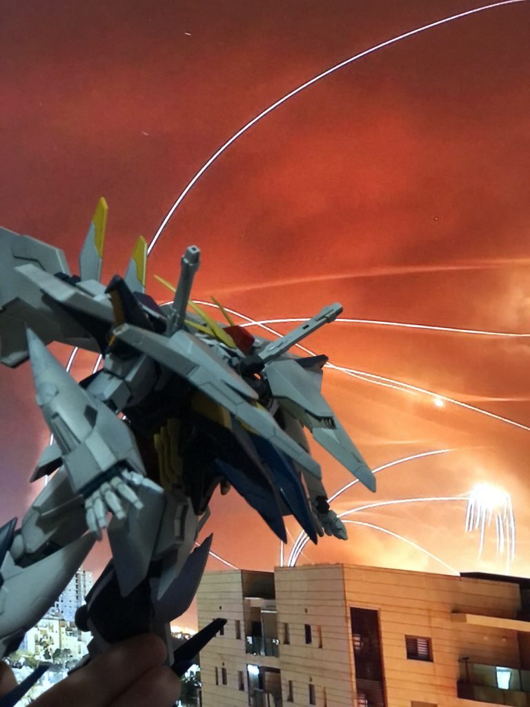 犠牲者もいるし不謹慎だと思ってるのですが今年のイスラムとパレスチナの報復合戦の時のアイアンドーム展開中の写メの前で撮ってみました。。。