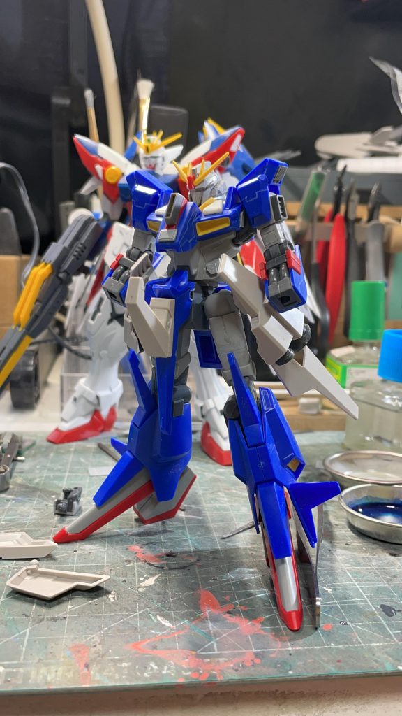 元キットのZ IIは等身が低めで背負い物のインパクトに負け気味だったので脚と腹部を延長してます。