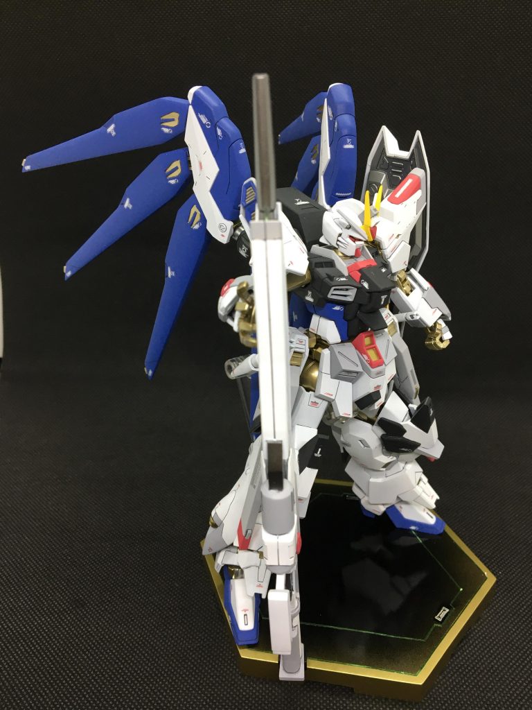 足元のベース部はブラックとゴールドの2色でシンプルにしつつ鏡面加工。ライン部には細切りしたグリーンのラピーテープを貼り付け。