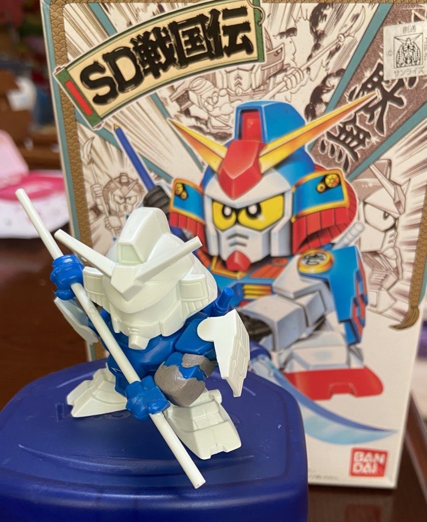 腕を関節単位で切断!パテでなんとなくの位置を決めます。箱絵をよく見ると右と左で腕の長さが全く違うし、足のサイズも全然違うのですが違和感なく迫力につながっております。コレ、模型を左右対称にする必要、なくね?となり、むしろ左右対称にしないことにチャレンジしてみようとなりました。左腕、両足の接続軸はこの時点で位置変更してます。