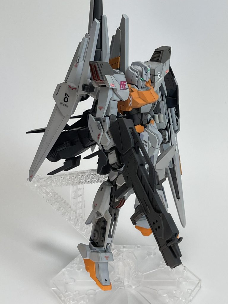 このゴツいライフルはビームライフルの下部にレールガンを同軸装備した複合武装ということで、これも陸戦型百式改の武装だそうです。でかいライフル、迫力があって嫌いではないです。いにしえのアクションフィギュア、MS in ACTIONとかめちゃ武器でかかったですね…