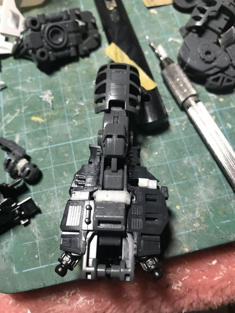 以前、R型ザク2.0を作った時に、かなり短足な印象があったので、かなり無理がありますが膝下で3mm伸ばしました。