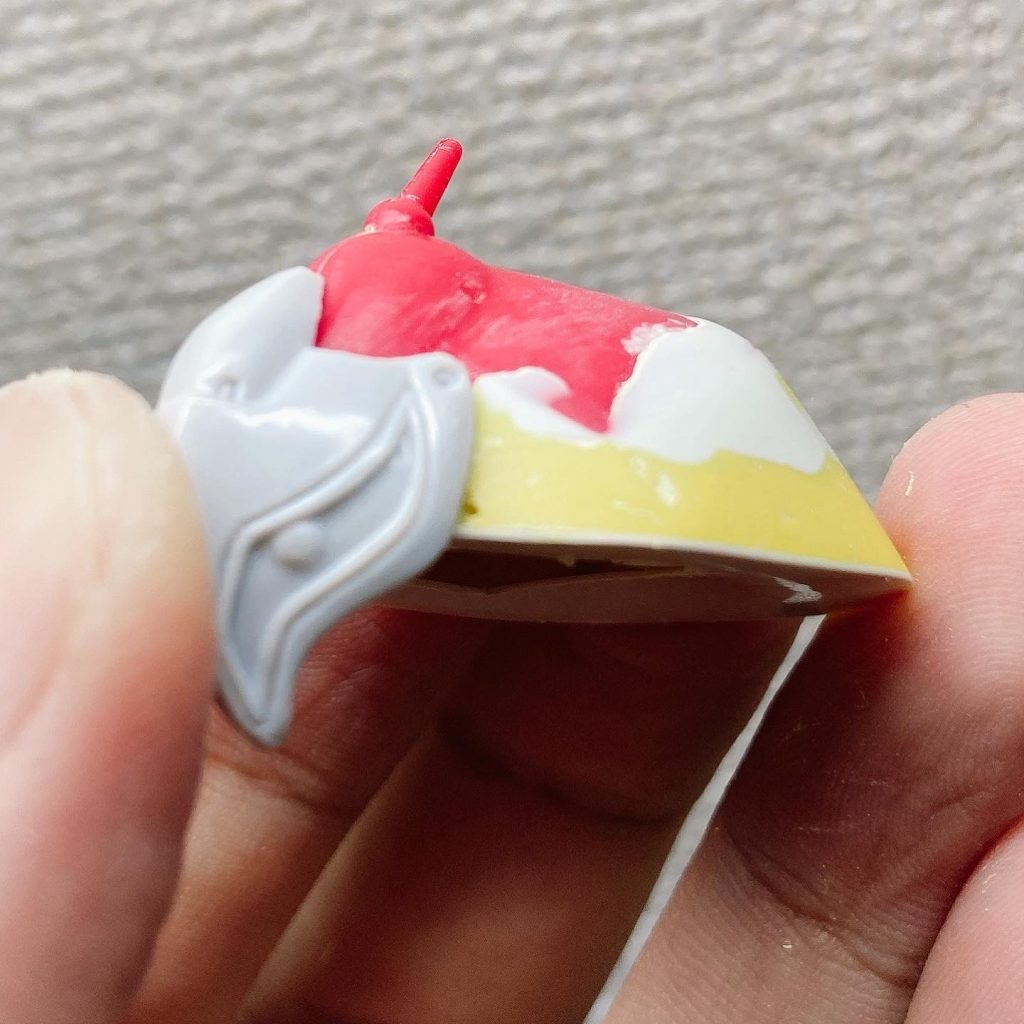 顎を引くために浅く頭部を差し込もうとすると首回りがスカスカになるため、エポパテでボリュームを増しています。