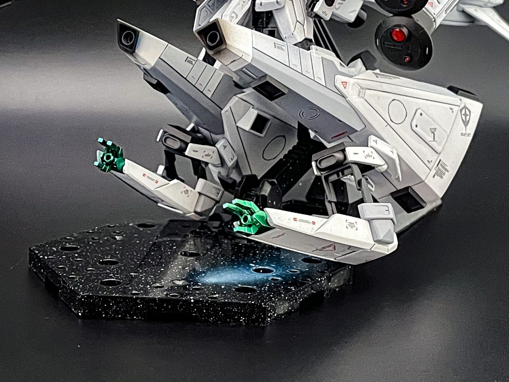 脚部ウェポンブースタージェネレーターを内蔵したブースターで、直結型のビームキャノンと下部のシグルクローで構成されている。キャノンは射線が正面に限定されるが高威力で連射も可能。シグルクローは高速移動しながら対象を引き裂くように攻撃出来る他、展開時にはビームガンが露出して牽制として使用される。ビームサーベルも発振でき、長大なサーベルはMSを一瞬で両断する。ブースターはメッサーラ、クローはアヴァランチエクシアのものを利用しています。