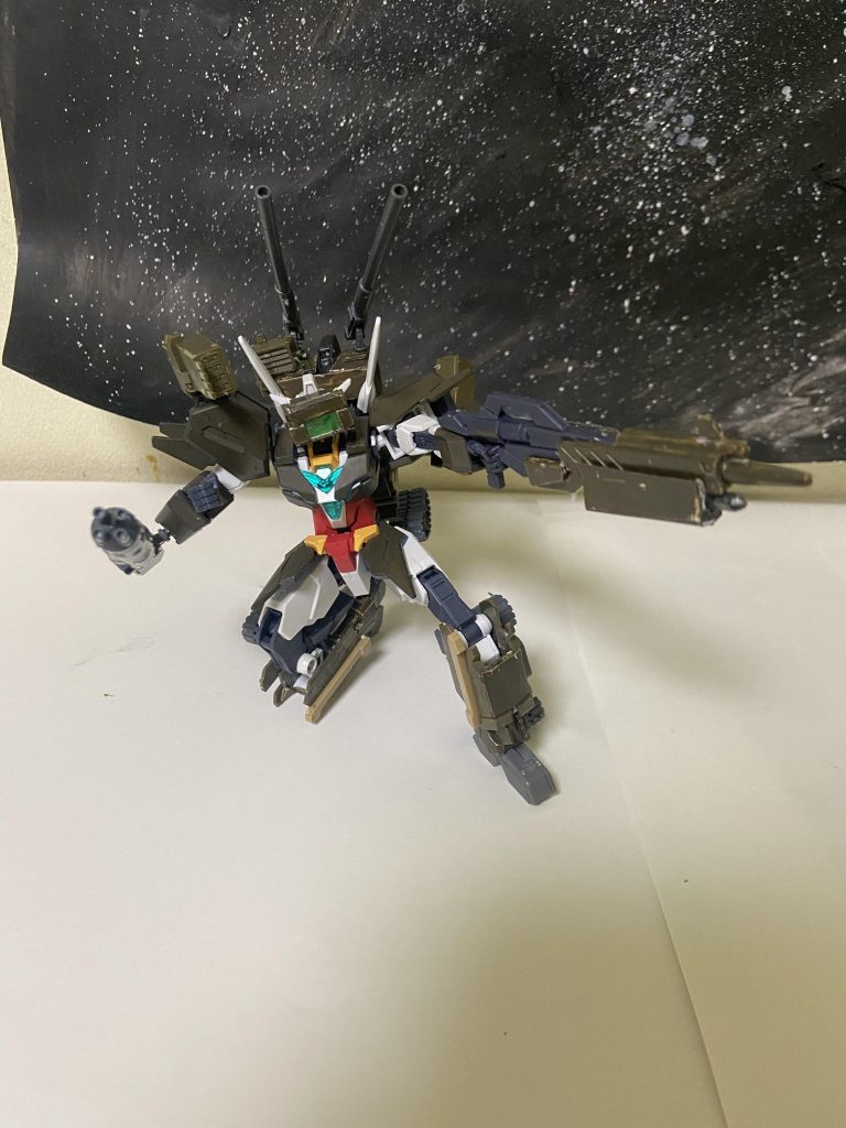 地上戦を想定して作られたアーマーロトを元にしていますが、ロト自体がコアガンダムより小さいので所々加工はしています、手の武装や背中の火器を使った射撃戦を主体として戦う。