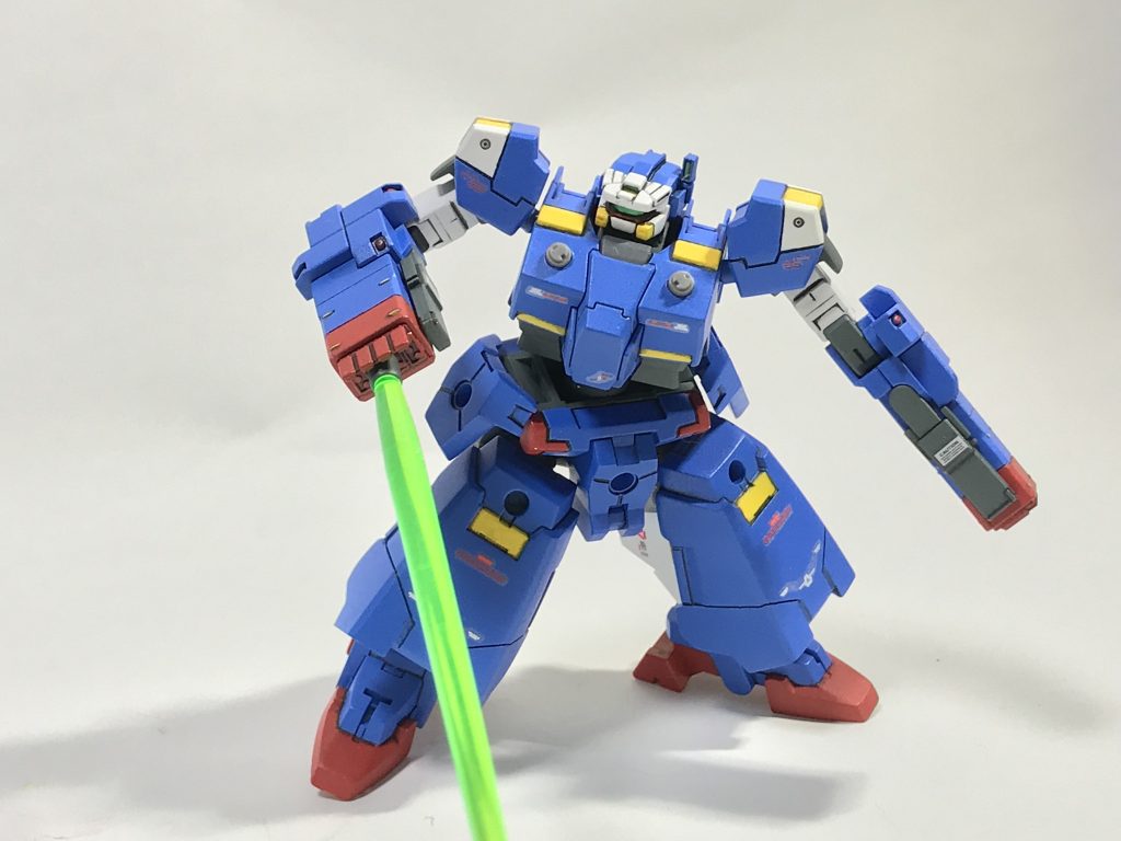 武器はビームライフル ビームサーベルに切り替えられる