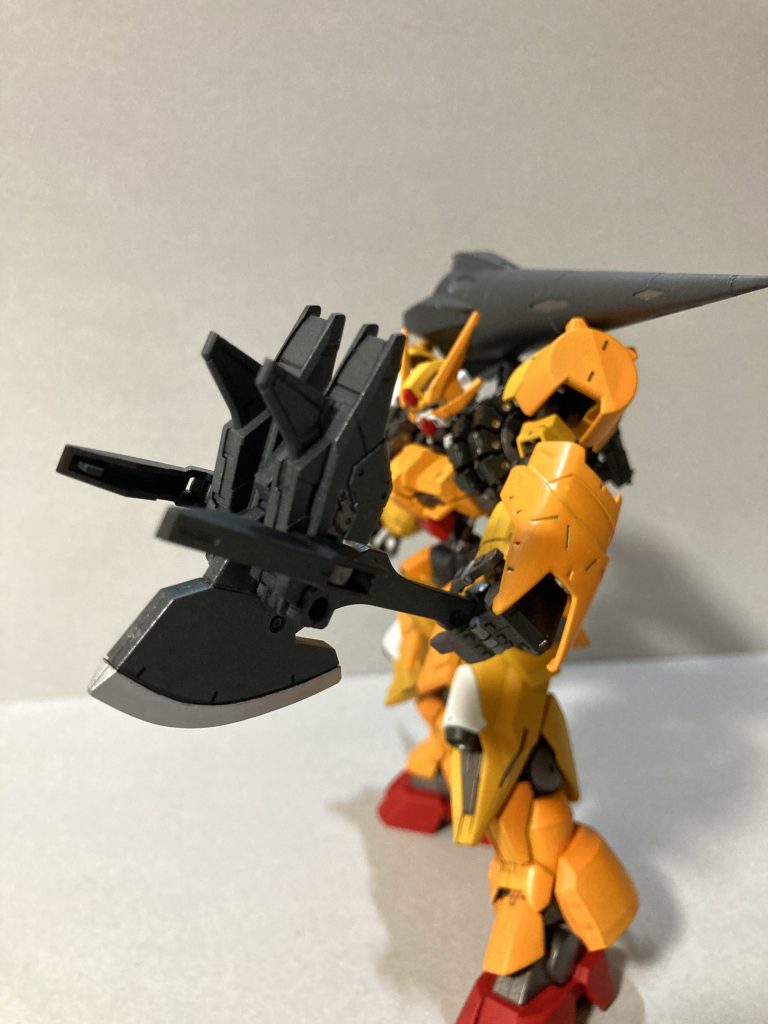 アックスは前方の刃部分に極端に重量があり、遠心力で大きなダメージを与えるが、振る際に斧部にあるスラスターで加速することでさらに攻撃力を増す。また、鉤爪が2本あり、突く、掴むという攻撃も可能。