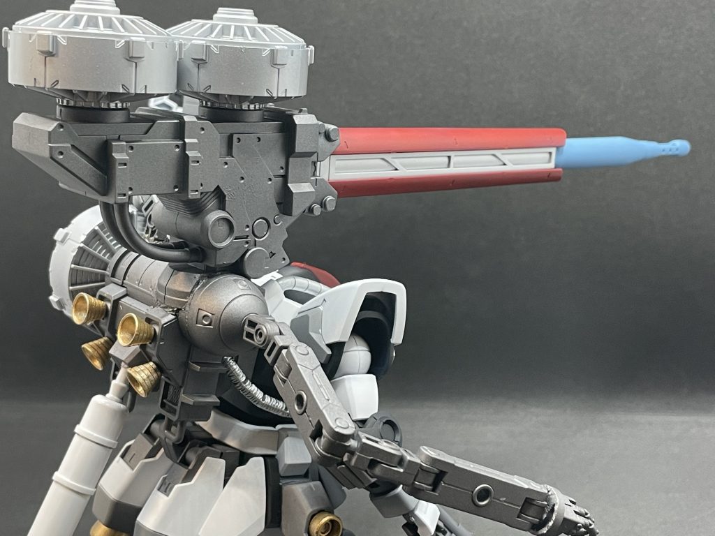 サンボル版ザクについてきたビッグガンをそのままバックパックにセッチャコしてます。このままで撃てるわけがないのですが撃てます。そう言う設定なので。