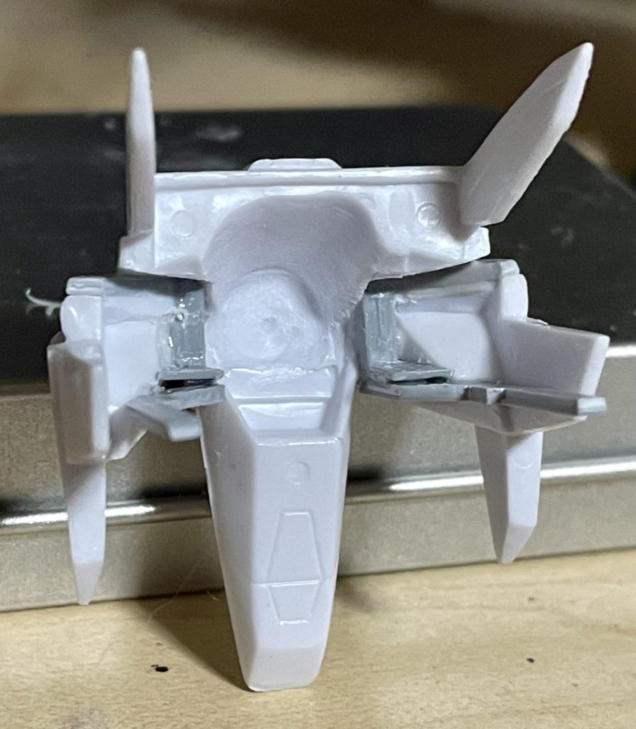 内側から見てみると分かると思いますが、HGガンダムDXに合わせて分割、幅増ししてガタつき防止のガイドを作って、干渉する部分を削って調整してます。