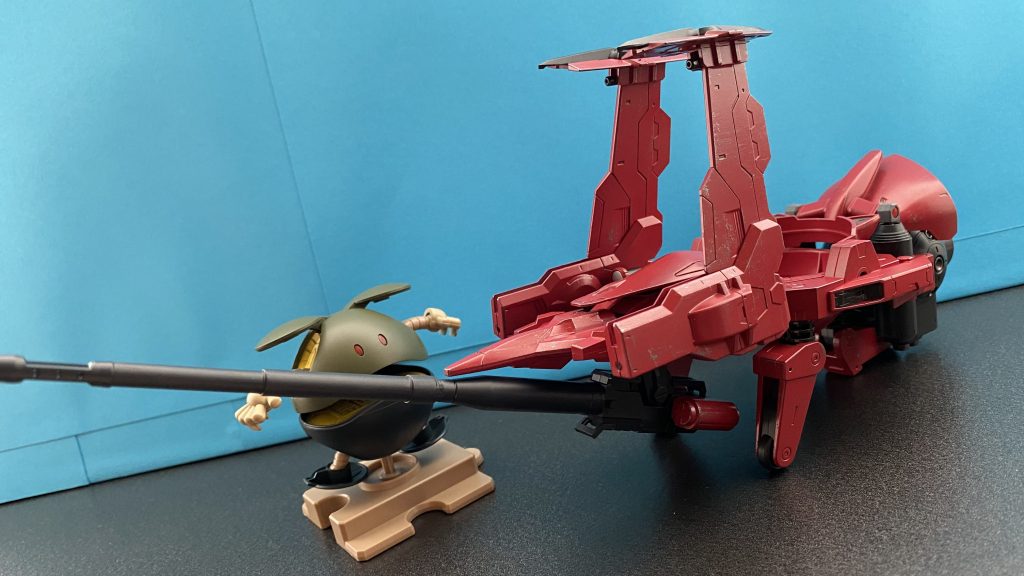 「あいにく、微妙な扱いは苦手なんでね。」　駐機形態。ハロが搭乗、操縦する形となっている。ハロ自体のサイズが、SDタイプの機体と同等の大きさだとすると、この機体は、中型〜大型MAということになるのだろうか。ちなみに機体名は、ソードフィッシュ･ハロ(Ⅱ0)と読む。